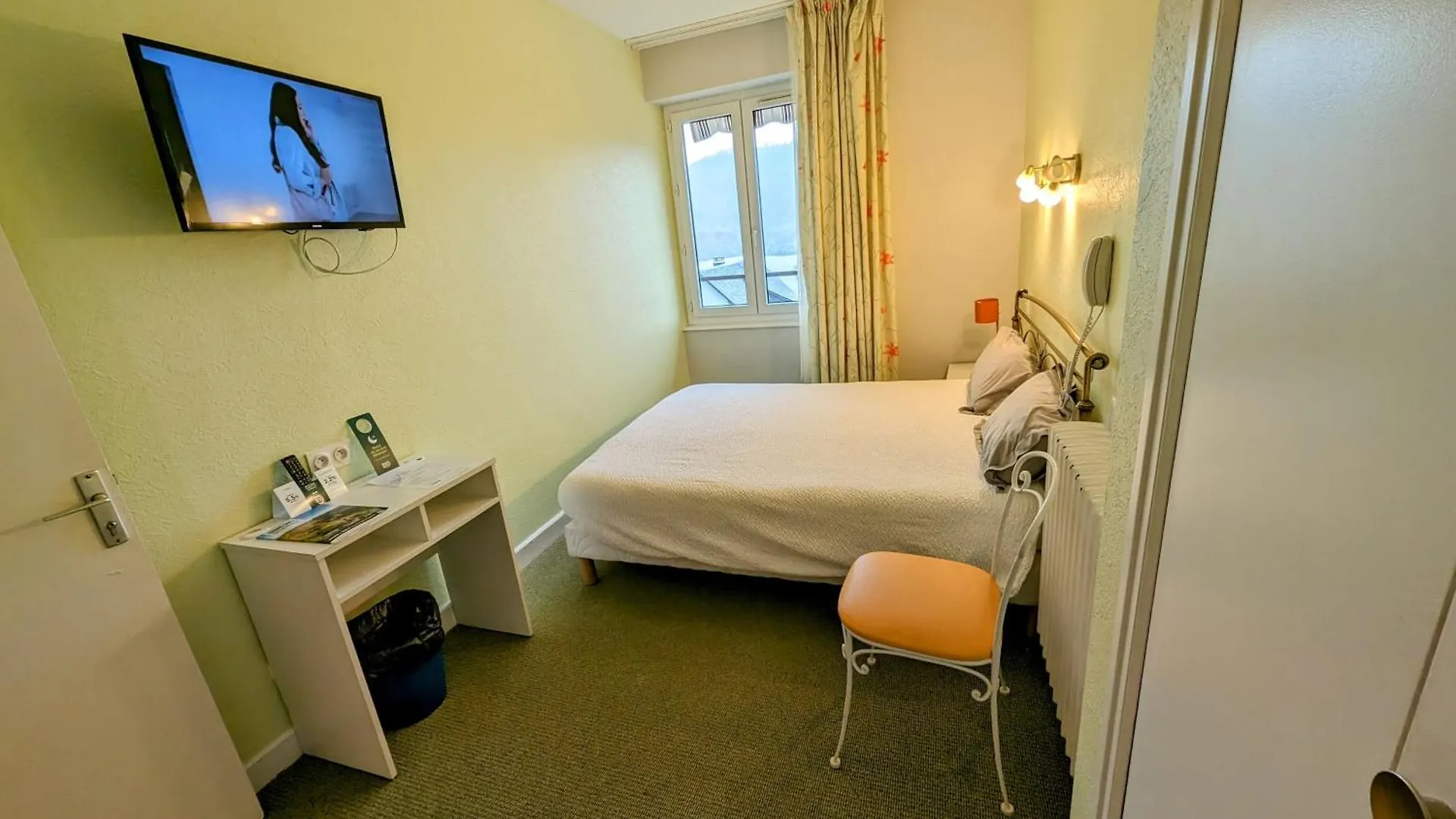Logis Hotel Le Beau Site  Chambon-sur-Lac