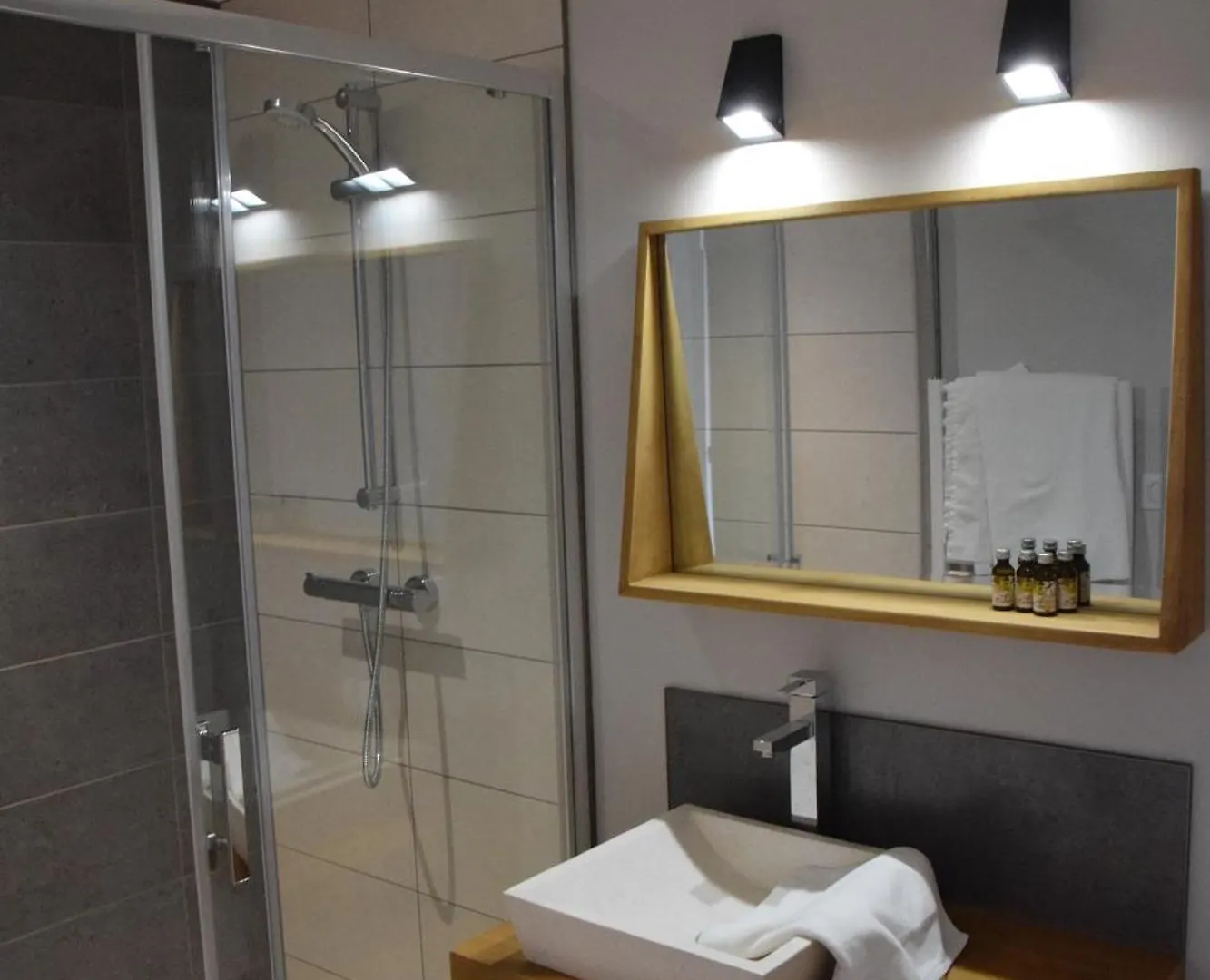 Logis Hotel Le Beau Site  Chambon-sur-Lac